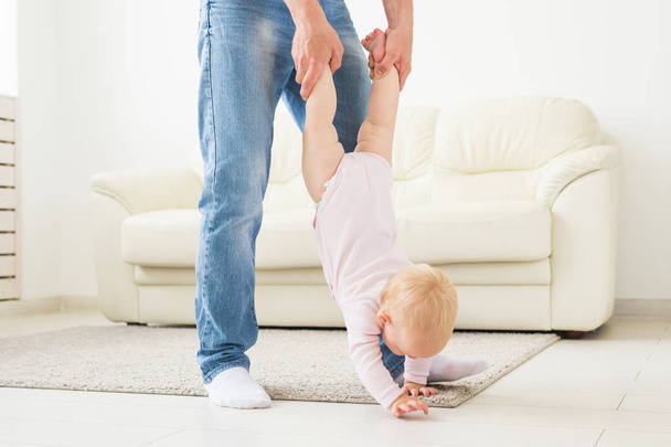 concept de famille, de parentalité et de paternité - père heureux jouant avec une petite fille à la maison
 - Photo, image