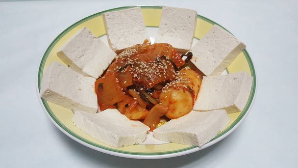 Délicieux et épicé plat de kimchi tofu
 - Photo, image
