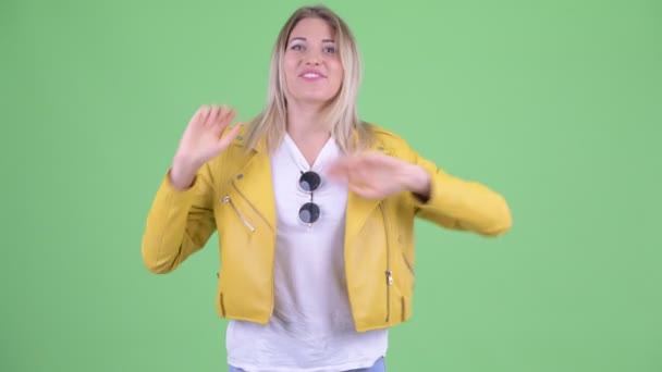 Gelukkige jonge rebelse blonde vrouw praat en kijkt opgewonden - Video