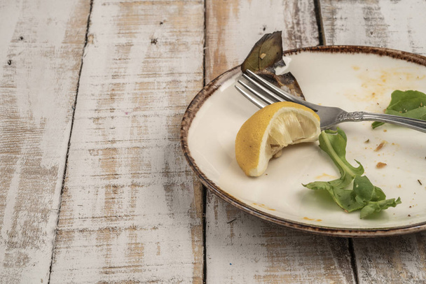 zálivy salátu na dřevěném stole - Fotografie, Obrázek