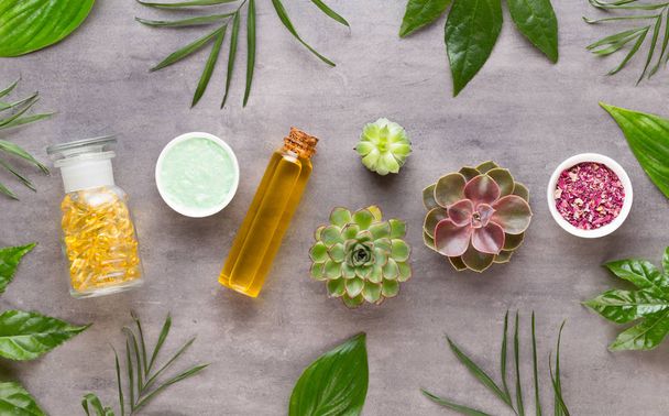Wellness-Hintergrund mit handgemachter Biokosmetik und Kaktus-Kompositi - Foto, Bild
