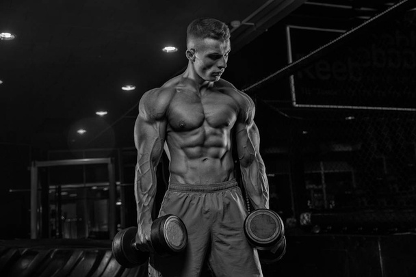 Brutal bodybuilder athletic man with six pack, perfect abs, shou - Foto, afbeelding