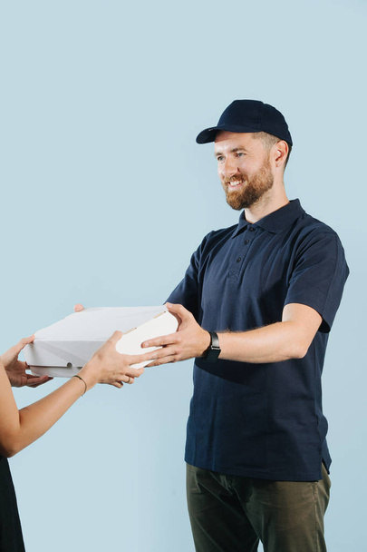Mujer manos aceptando una entrega de caja de un mensajero, tomándolo de él
 - Foto, Imagen