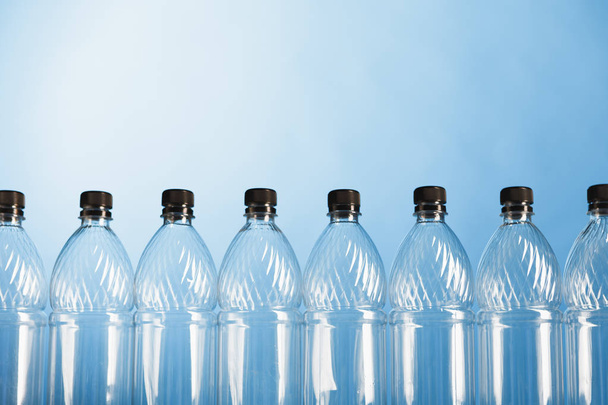 Leere Plastikflaschen auf blauem Hintergrund - Foto, Bild