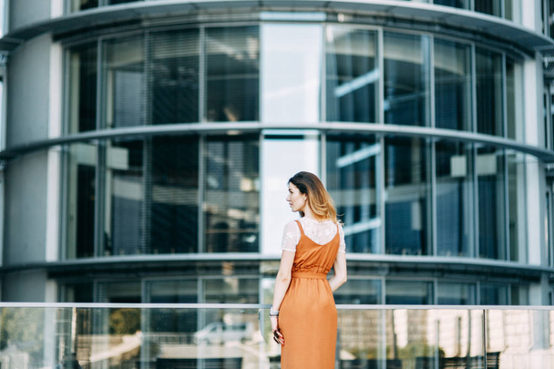 stylish image in the modern architecture of the building. a bright young girl in Berlin. - Foto, afbeelding