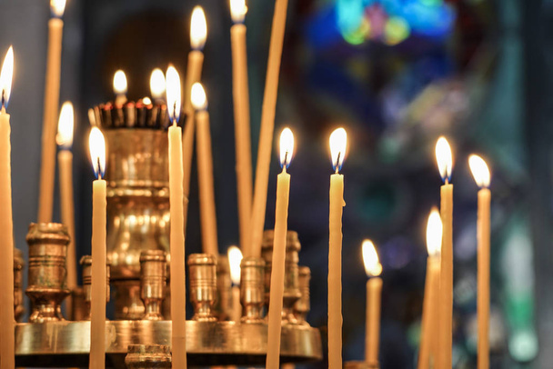 tausta kynttilä tikkuja kirkossa
 - Valokuva, kuva