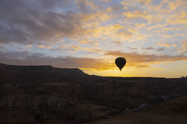 De grote toeristische attractie van Cappadocië - ballonvlucht. Cappadocië is bekend over de hele wereld als een van de beste plaatsen om te vliegen met hete lucht ballonnen. Goreme, Cappadocië, Turkije - Foto, afbeelding