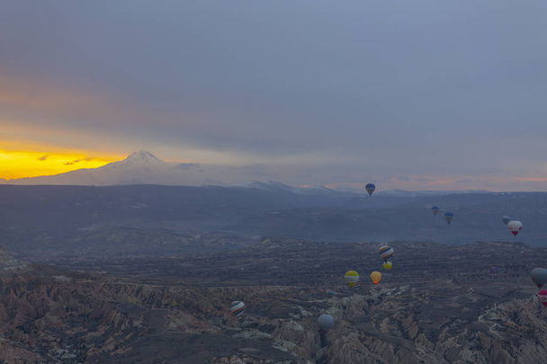 Великий туристичною визначною пам'яткою Каппадокія - польоти на повітряній кулі. Каппадокія є відомий по всьому світу як одне з найкращих місць літати з повітряних кулях. Гереме, Каппадокії - Фото, зображення