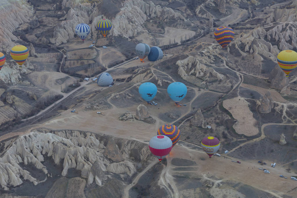 De grote toeristische attractie van Cappadocië - ballonvlucht. Cappadocië is bekend over de hele wereld als een van de beste plaatsen om te vliegen met hete lucht ballonnen. Goreme, Cappadocië, Turkije - Foto, afbeelding