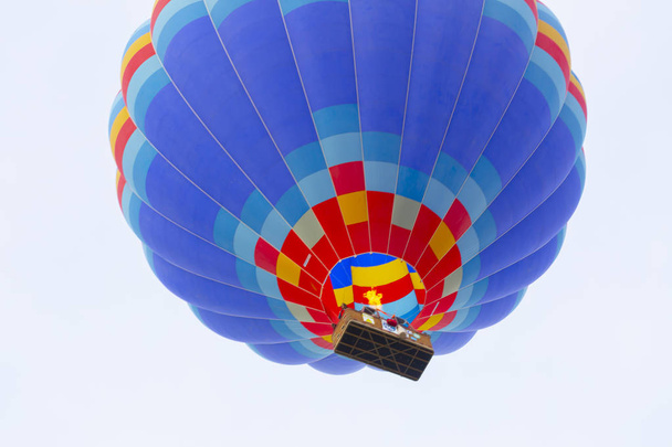 die große Touristenattraktion Kappadokiens - Ballonfahrt. Kappadokien ist auf der ganzen Welt als einer der besten Orte bekannt, um mit Heißluftballons zu fliegen. Goreme, Kappadokien, Türkei - Foto, Bild