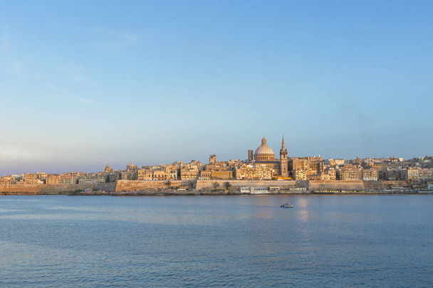 Malowniczy widok na panoramę miasta Valletta, Malta - Zdjęcie, obraz