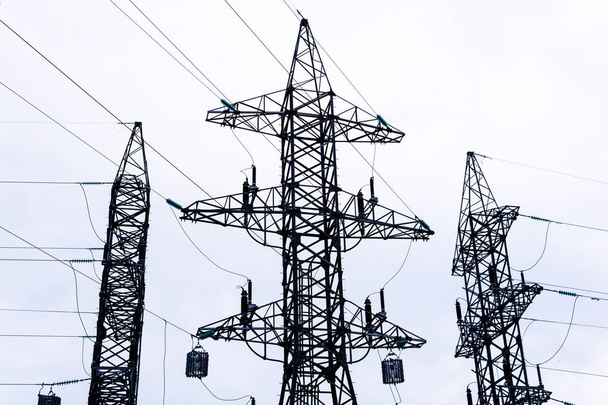 trois pylônes d'une ligne électrique avec des fils étirés en d différent
 - Photo, image