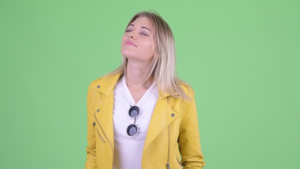 Heureuse jeune femme blonde rebelle se détendre les yeux fermés
 - Séquence, vidéo