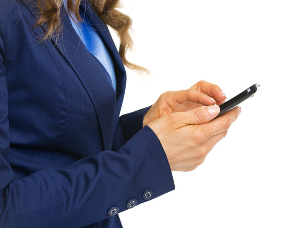 Primer plano de la mujer de negocios escribiendo sms
 - Foto, Imagen