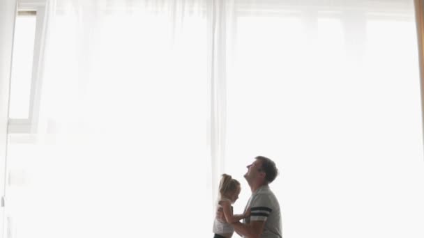 Apa veti fel egy kislánya reggel - Felvétel, videó