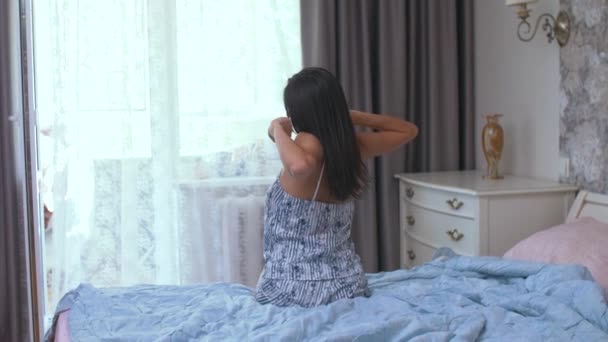 Dziewczyna rano na łóżku - Materiał filmowy, wideo