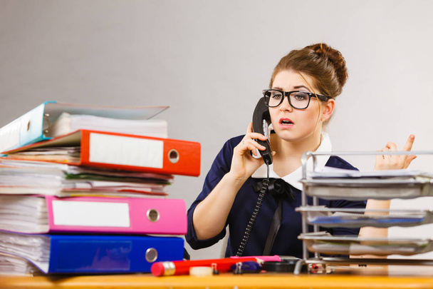 Business woman in office talking on phone - Foto, Bild