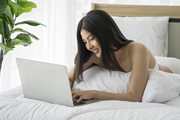 Hermosa mujer sexy asiática descansando en el dormitorio en casa
 - Foto, imagen
