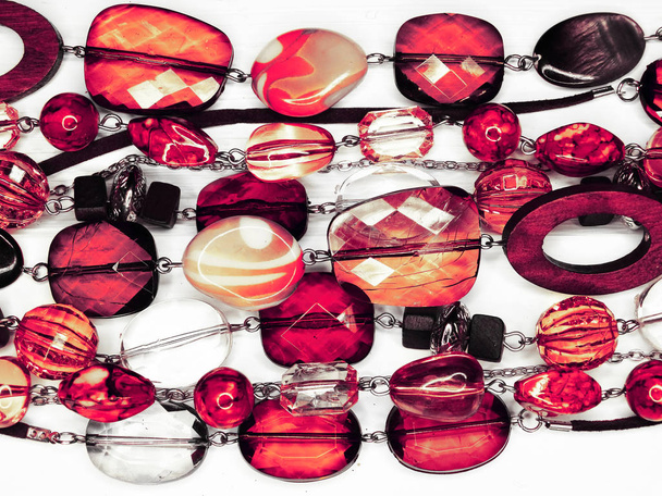 χάντρες κοσμήματα με φωτεινά κόκκινα κρύσταλλα πολυτέλεια μόδας - Φωτογραφία, εικόνα