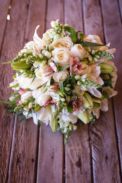 木製のテーブルの上の結婚式の花束、花嫁のための素朴な花束. - 写真・画像