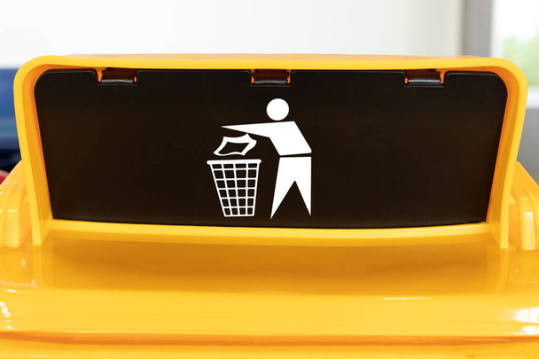 Mülltonnen in verschiedenen Farben im Geschäft, Mülleimer - Foto, Bild