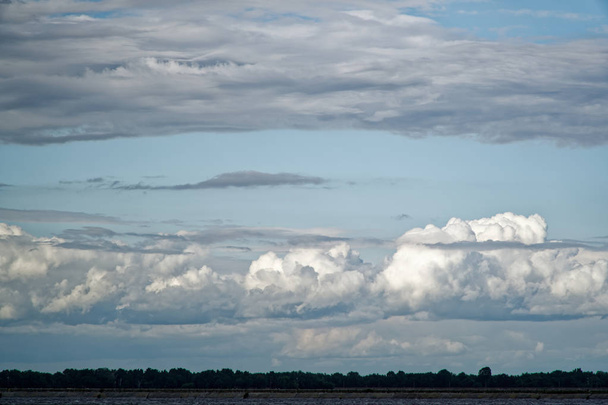 Облака после шторма реки Удер, скопировать пространство ниже
 - Фото, изображение