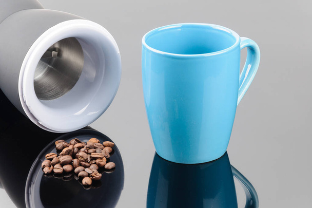 Décryptages moulin à café avec grains de café et tasse sur le mir gris
 - Photo, image