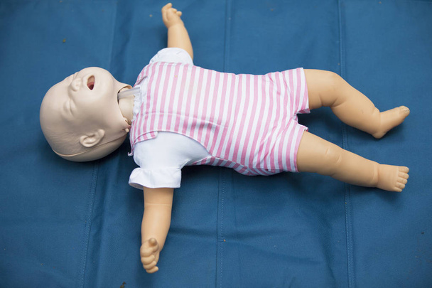 Manichino bambino per la formazione di primo soccorso. Bambino manichino di formazione per praticare la respirazione artificiale
 - Foto, immagini