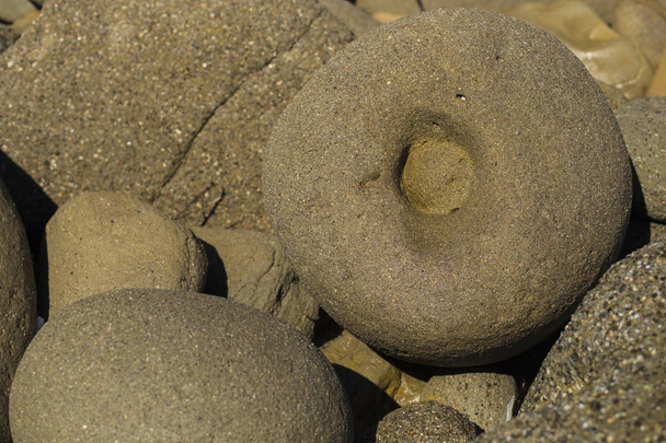 Karadeniz kıyı şeridinde garip işaretler olan taşlar. Bilinmeyen uygarlıkların ölülerinin izleri. Jeolojik gizemli oluşumlar. Byala, Varna Province, Bulgaristan. - Fotoğraf, Görsel