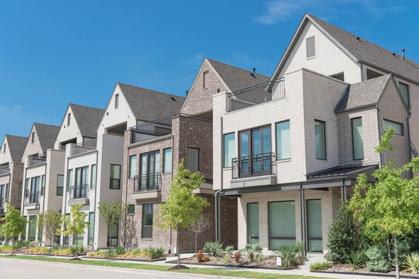 Porche moderno de desarrollo de casas unifamiliares de tres pisos cerca de Dallas, Texas
 - Foto, imagen