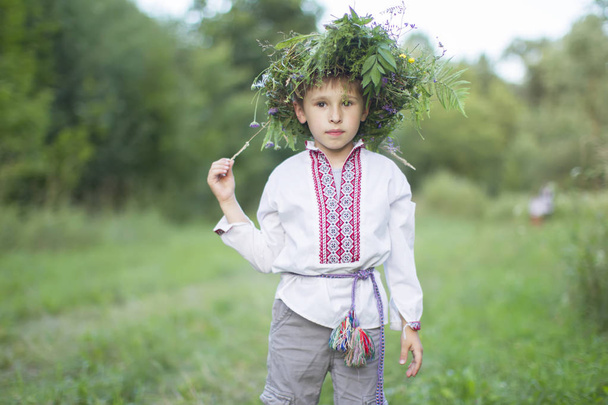 Szláv gyerek nemzeti ruhában, koszorúval a fején. Ukrán fiú. Fehérorosz Ivan Kupala ünnepén - Fotó, kép