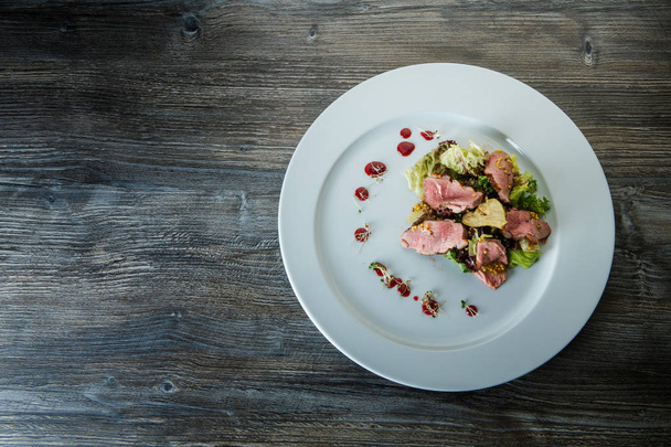 Nejlepší pohled na lahodný cézový salát s prosciutto masnými plátky - Fotografie, Obrázek