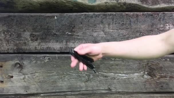 Ember végez trükköket pillangó késsel - Felvétel, videó