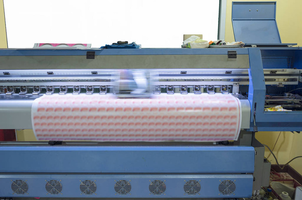 Velká formátovací inkoustová tiskárna pracující na štítku - Fotografie, Obrázek