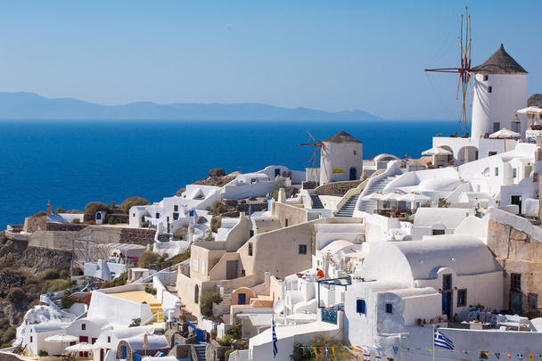 O Moinho de Vento em Oia e o Mar Egeu na Grécia
 - Foto, Imagem