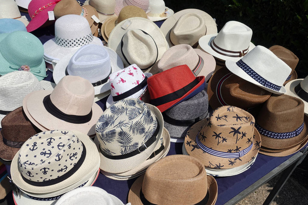 Chapéus para venda em um mercado turístico na Bélgica
 - Foto, Imagem