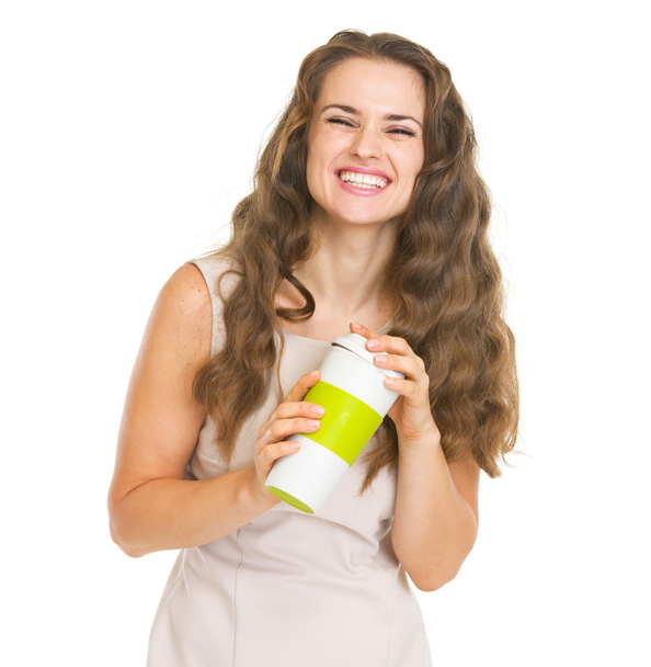 Portret van lachende jonge vrouw met cup van warme drank - Foto, afbeelding
