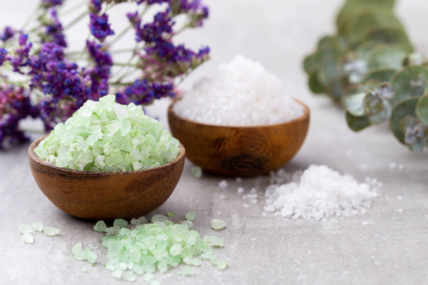 Sea salt in bowl, aroma oil in bottles, Wellness and flowers on  - Foto, immagini