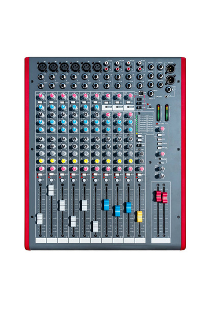 Un mixer audio professionale a 12 ingressi con molte regolazioni e interruttori a manopola, isolato su uno sfondo bianco con un percorso di ritaglio
. - Foto, immagini