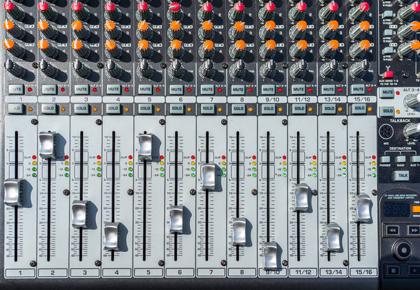 Cerrar la foto de un mezclador de sonido profesional con muchos ajustes, interruptores de botón y botones del panel de control del mezclador de audio
. - Foto, Imagen