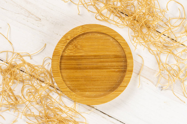 Raw thin noodles on grey wood - Foto, Bild
