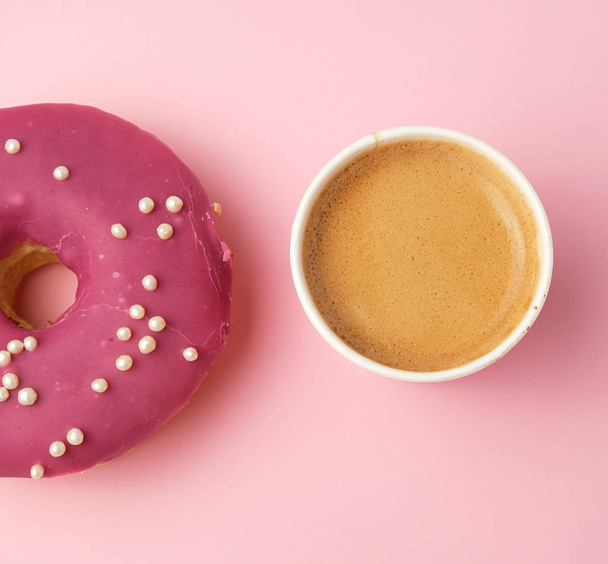 donut de vidro vermelho redondo e xícara de papel com café em um backg rosa
 - Foto, Imagem