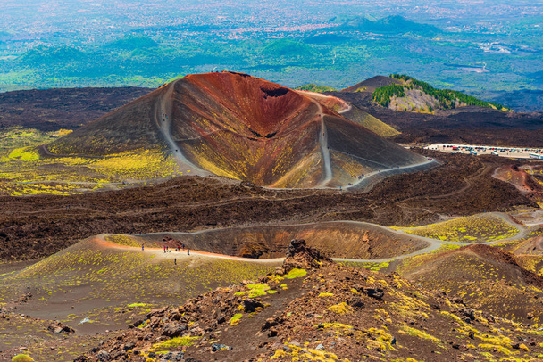 Widok z lotu ptaka kraterów na Etnę, Sycylia, Włochy. Turyści chodzenie na skraju krateru wulkanu - Zdjęcie, obraz