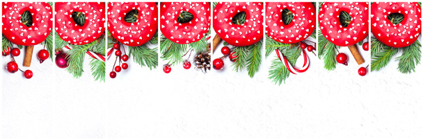 クリスマスセットの構成。甘いドーナツ、緑のモミ小枝、コーン - 写真・画像