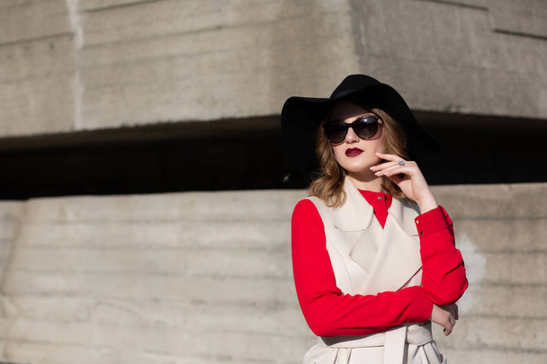 Glamor woman wearing hat and sunglasses  - Foto, imagen