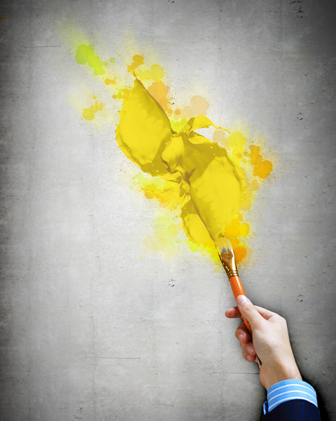 Human hand holding paint brush - Φωτογραφία, εικόνα
