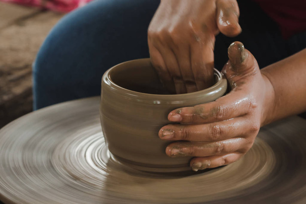 Making pottery by hand to make a container - Foto, Bild