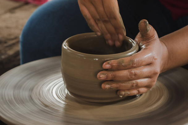 Fazendo cerâmica à mão para fazer um recipiente
 - Foto, Imagem