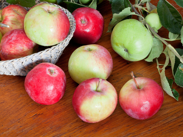 frisse zomer appels op houten tafel - Foto, afbeelding