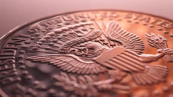 Közelkép amerikai dollár érmékről - Felvétel, videó